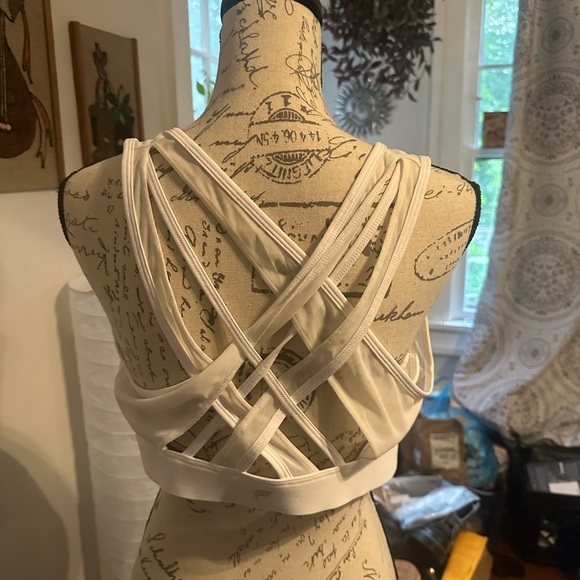 Fabletics High Impact Sports Bra. - Picture 4 of 5